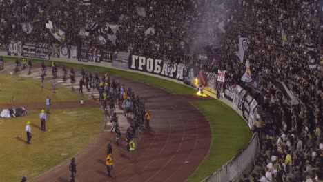 Se-Desatan-Disturbios-E-Incendios-Mientras-Los-Hooligans-Del-Fútbol-Se-Vuelven-Locos-Alborotándose-En-Un-Partido-De-Fútbol-En-Novi-Sad-Serbia-4