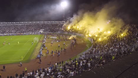 Ein-Aufruhr-Und-Brände-Brechen-Aus,-Als-Fußball-Hooligans-Bei-Einem-Fußballspiel-In-Novi-Sad-Serbien-Verrückt-Werden-5