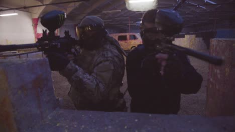 Männer-Mit-Paintball-Gewehren-Nehmen-An-Einer-Realistischen-Terroristischen-Paramilitärischen-Übung-Teil