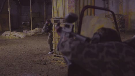 Männer-Mit-Paintballgewehren-Nehmen-An-Einer-Realistischen-Terroristischen-Paramilitärischen-Übung-Teil