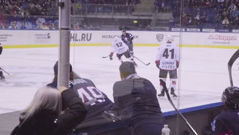Se-Juega-Un-Partido-De-Hockey-Profesional-En-Bratislava,-Eslovaquia