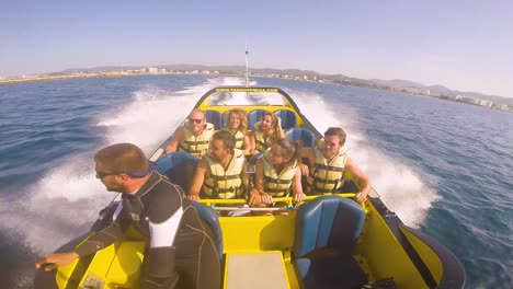 Leute-Machen-Eine-Fahrt-Mit-Dem-Hochleistungs-Schnellboot-Auf-Dem-Ozean-In-Der-Nähe-Von-Ibiza-Spanien