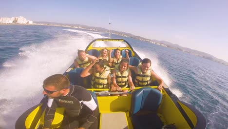 Leute-Machen-Eine-High-Power-Schnellbootfahrt-Auf-Dem-Ozean-In-Der-Nähe-Von-Ibiza-Spanien