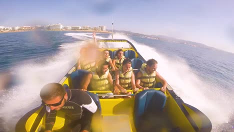 Leute-Machen-Eine-High-Power-Schnellbootfahrt-Auf-Dem-Ozean-In-Der-Nähe-Von-Ibiza-Spanien-2