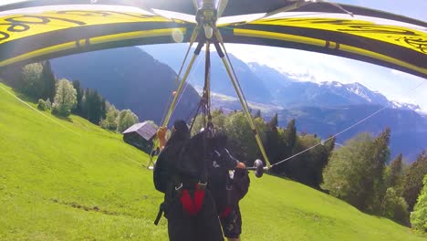 Schöne-Gopro-Pov-Luftaufnahme-Eines-Hängegleiters,-Der-über-Schweizer-Alpen-Und-Dörfer-Fliegt-1