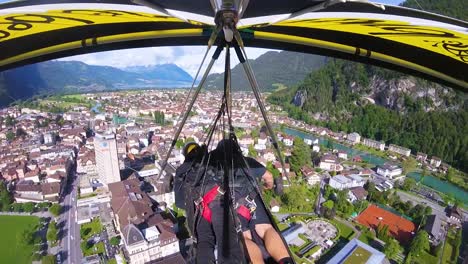 Schöne-Gopro-Pov-Luftaufnahme-Eines-Hängegleiters,-Der-über-Schweizer-Alpen-Und-Dörfer-Fliegt-5