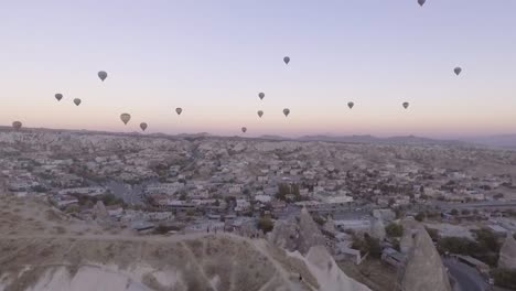 Gute-Luftaufnahme-Von-Heißluftballons-über-Kappadokien,-Türkei