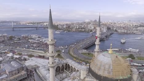 Schöne-Antenne-Durch-Die-Türme-Der-Moschee-Zeigt-Den-Bosporus-Und-Die-Stadt-Istanbul,-Türkei