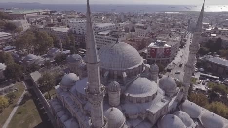 Hermosa-Antena-Alrededor-De-Las-Agujas-De-La-Mezquita-Revela-El-Río-Bósforo-Y-La-Ciudad-De-Estambul,-Turquía