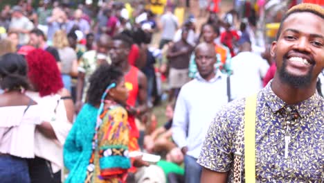 Ein-Afrikanischer-Mann-Lächelt-Und-Tanzt-In-Zeitlupe-Auf-Einem-Festival-In-Uganda
