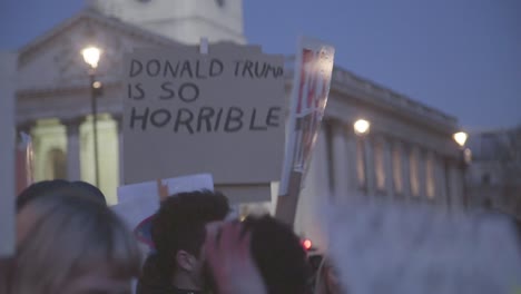 Britische-Demonstranten-Halten-Schilder-Bei-Einer-Riesigen-Anti-Trump-Kundgebung-In-London-1