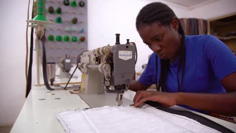 Eine-Arbeiterin-Näht-In-Einem-Sweatshop-In-Sambia-Afrika-Ein-Kleidungsstück-Von-Hand