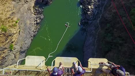 Unglaubliche-Drohnenantenne-Eines-Mannes-Bungee-Sprung-Von-Einer-Brücke-In-Sambia-Simbawbwe-Afrika-1