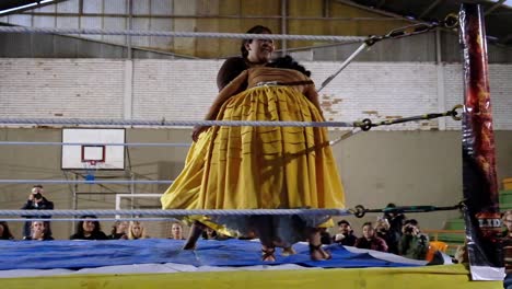 Weibliche-Cholita-Ringer-In-Einheimischer-Tracht-Kämpfen-In-Einem-Boxring-In-Bolivien-3