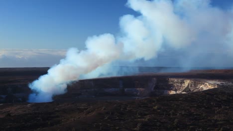 The-Kilauea-volcano-on-the-Big-island-of-Hawaii-releases-smoke-and-steam-1