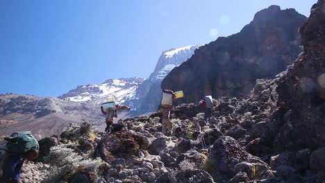 Los-Excursionistas-Porteadores-Y-Senderistas-Caminan-Por-El-Sendero-A-La-Cumbre-Del-Monte-Kilimanjaro,-Tanzania,-África
