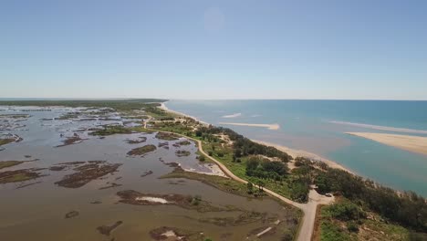 An-vista-aérea-view-shows-the-beaches-of-Alva-in-Queensland-Australia