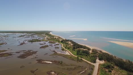 Eine-Luftaufnahme-Zeigt-Die-Strände-Von-Alva-In-Queensland-Australien