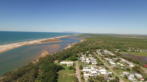 Una-Vista-Aérea-Muestra-La-Vivienda-Cerca-De-Una-Playa-En-La-Ciudad-De-Alva-En-Queensland,-Australia