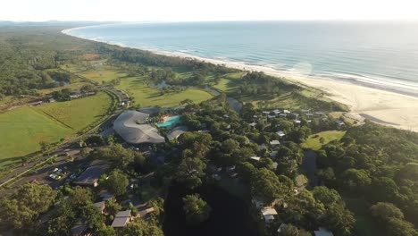 Una-Vista-Aérea-Muestra-Los-Elementos-De-Byron-Resort-En-Nueva-Gales-Del-Sur,-Australia