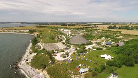Eine-Luftaufnahme-Zeigt-Zelte,-Die-Für-Das-Grenzlandfestival-In-Dänemark-Aufgestellt-Wurden