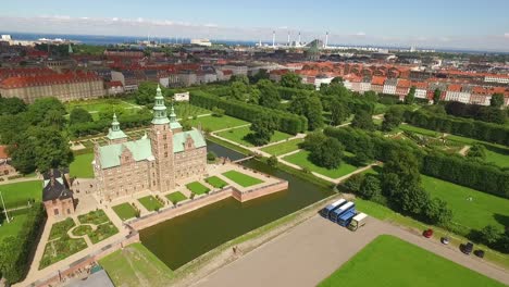 Una-Vista-Aérea-Muestra-El-Castillo-De-Rosenborg-En-Copenhague,-Dinamarca