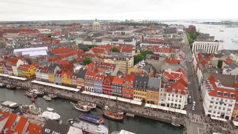 Eine-Luftaufnahme-Zeigt-Das-Stadtbild-An-Der-Grenze-Des-Nyhavn-kanals-In-Kopenhagen,-Dänemark-Mit-Blick-Auf-Die-Kirche-Von-Frederik
