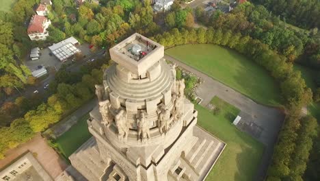 Eine-Luftaufnahme-Zeigt-Touristen-Auf-Dem-Denkmal-Der-Völkerschlacht