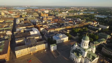 Eine-Luftaufnahme-Zeigt-Die-Kathedrale-Von-Helsinki,-Eingebettet-In-Die-Stadt-Helsinki-Finnland