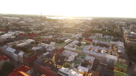 Eine-Luftaufnahme-Zeigt-Die-Stadt-Helsinki-Finnland-Bei-Sonnenuntergang