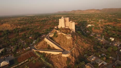 Una-Vista-Aérea-Muestra-La-Fortaleza-De-Alila-Bishangarh-En-Jaipur,-Rajasthan,-India-1