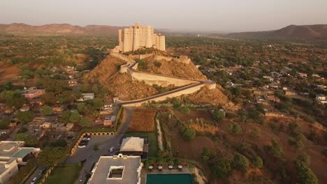 Eine-Luftaufnahme-Zeigt-Die-Alila-Fort-Bishangarh-In-Jaipur-Rajasthan-Indien-4