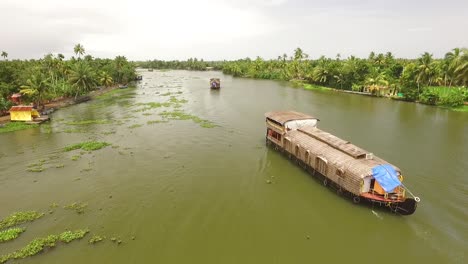 Ein-Hausboot-Wird-In-Kerala-Indien-Gesehen,-Das-Einen-Fluss-Hinuntersegelt