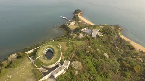 Una-Vista-Aérea-Muestra-La-Casa-Benesse-En-La-Isla-Naoshima-En-Japón