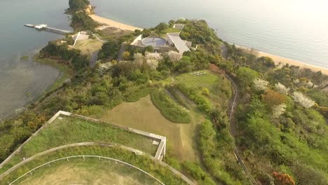 Eine-Luftaufnahme-Zeigt-Das-Benesse-Haus-Und-Die-Küste-Der-Insel-Naoshima-In-Japan