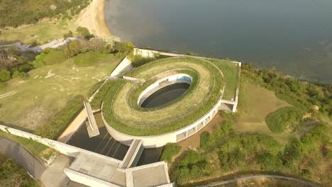 Eine-Luftaufnahme-Zeigt-Das-Benesse-Haus-Auf-Der-Insel-Naoshima-In-Japan-2