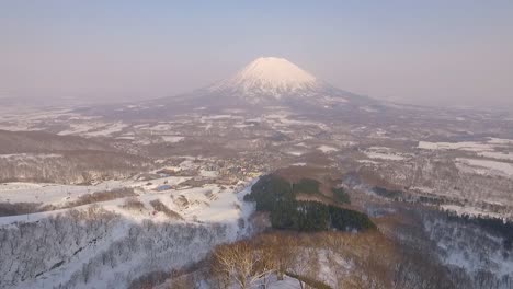 Der-Berg-Niseko-Annupuri-Ist-In-Hokkaido,-Japan,-Mit-Schnee-Bedeckt