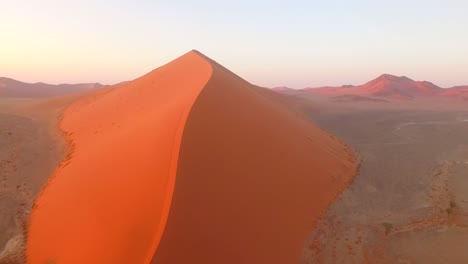 Una-Vista-Aérea-Muestra-Una-Duna-De-Arena-En-Namibia,-África-Meridional