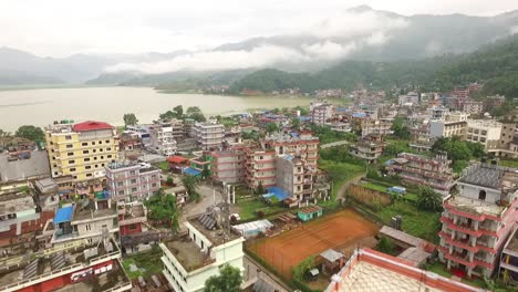 Eine-Luftaufnahme-Zeigt-Die-Berge-Und-Die-Stadt-Pokhara-Nepal-Am-Phewa-See