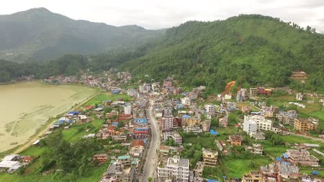 Una-Vista-Aérea-Muestra-La-Ciudad-De-Pokhara-Nepal-Y-Sus-Montañas-Circundantes.