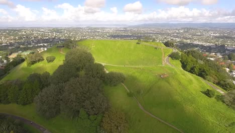 Eine-Luftaufnahme-Zeigt-Touristen,-Die-Maungawhau-Besuchen,-Den-Vulkanischen-Gipfel-Des-Mount-Eden-In-Auckland-Neuseeland-1