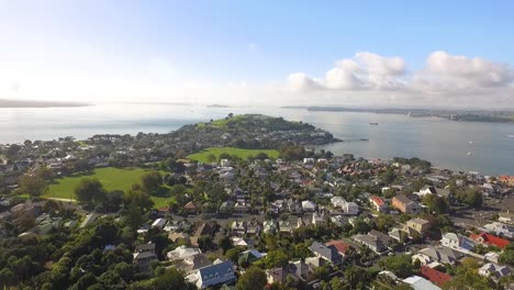 Eine-Luftaufnahme-Zeigt-Den-Berg-Victoria-Und-Nahegelegene-Wohnungen-In-Auckland-Neuseeland