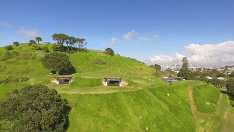 Una-Vista-Aérea-Saca-De-Maungauika-La-Cabeza-Norte-En-Auckland,-Nueva-Zelanda