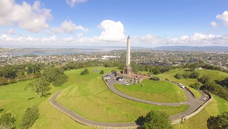 Una-Vista-Aérea-Muestra-El-Monumento-Maungakiekie-En-One-Tree-Hill-En-Auckland,-Nueva-Zelanda