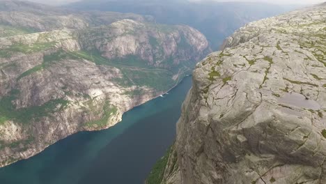 Eine-Luftaufnahme-Zeigt-Klippen,-Die-Eine-Wasserstraße-In-Norwegen-Umgeben