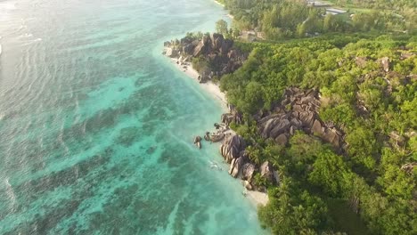 Eine-Luftaufnahme-Zeigt-Sanfte-Wellen,-Die-In-Richtung-Der-Insel-La-Digue-Auf-Den-Seychellen-Plätschern