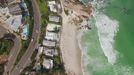 A-bird\'seyeview-shows-cars-conduciendo-by-the-beach-of-Camps-Bay-in-Cape-Town-South-Africa