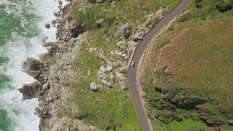 Eine-Vogelperspektive-Zeigt,-Wie-Autos-Entlang-Des-Chapman&#39;s-Peak-In-Südafrika-Am-Meer-Entlang-Fahren-1