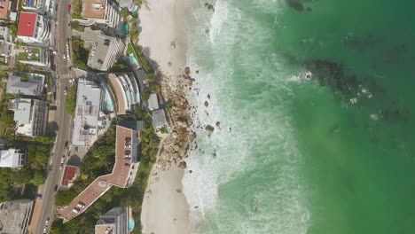 Una-Vista-De-Pájaro-Muestra-Las-Playas-De-Clifton-En-Ciudad-Del-Cabo,-Sudáfrica