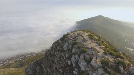 Una-Vista-Aérea-Muestra-A-Los-Turistas-En-La-Cima-De-La-Montaña-Lion&#39;s-Head-En-Ciudad-Del-Cabo,-Sudáfrica.